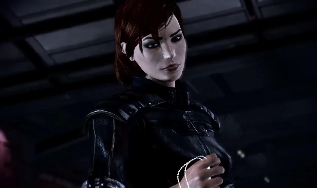 Een roodharige vrouw in militair uniform houdt een ketting met dogtags vast. Het is FemShep, uit de Reinstated-trailer.